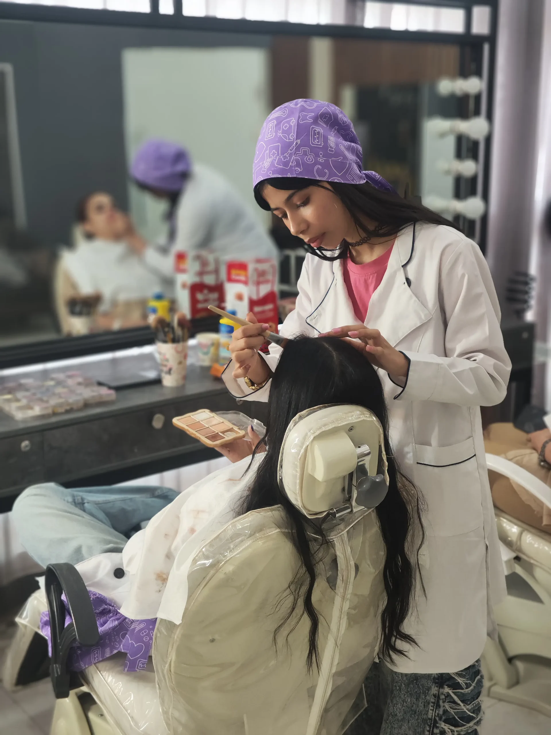 تمرین عملی هنرجویان روی مدل